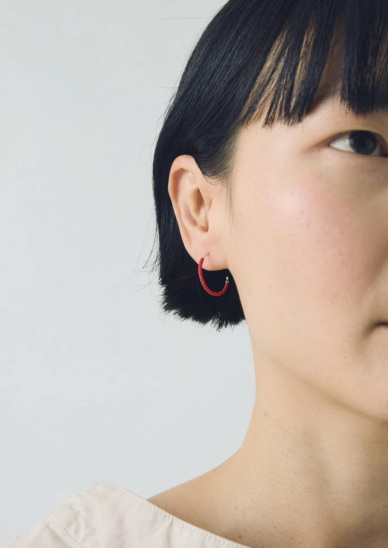 Helena Rohner Miyuki Glass Small Hoop Earrings | Tomato - Image 2
