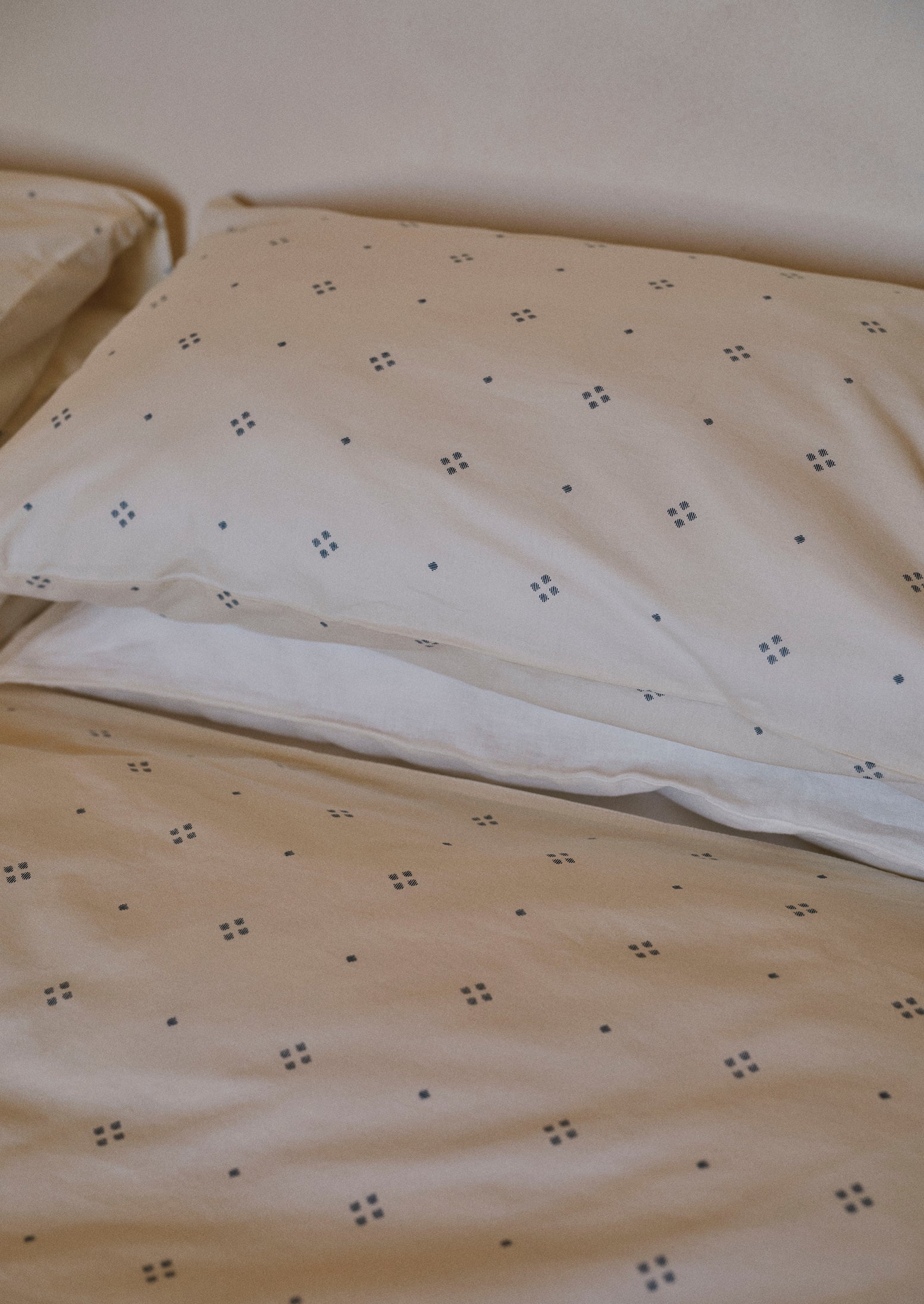 Rowan Print Cotton Poplin Housewife Pillowcase Set | Ecru/Soft Blue - Image 2